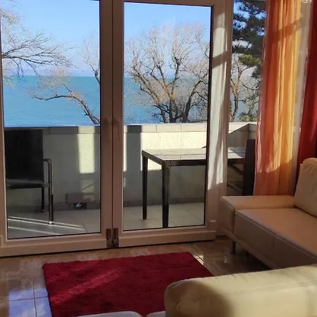 Onebeach Apartman *